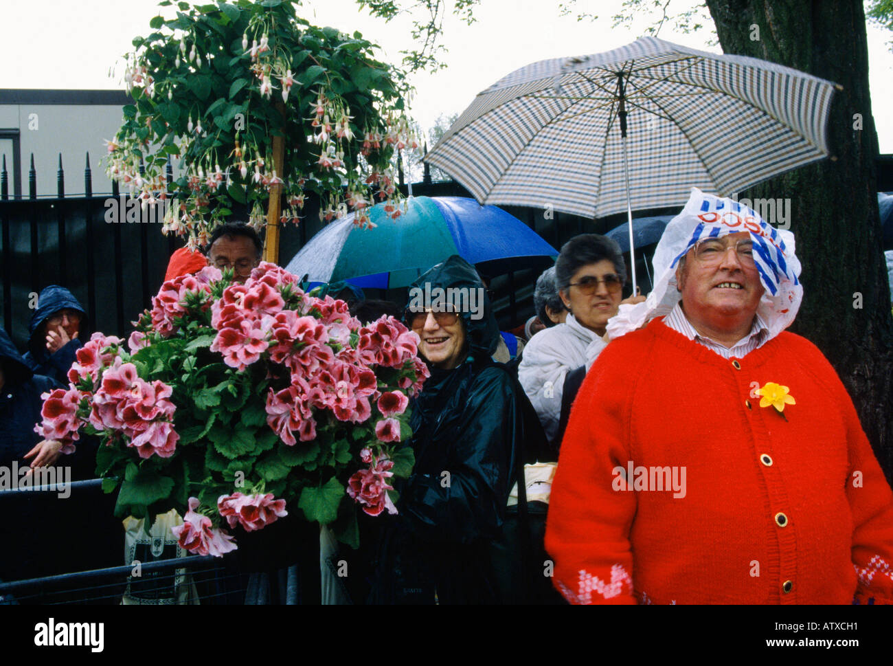 I visitatori di lasciare il Chelsea Flower Show sotto la pioggia, London Inghilterra England Foto Stock