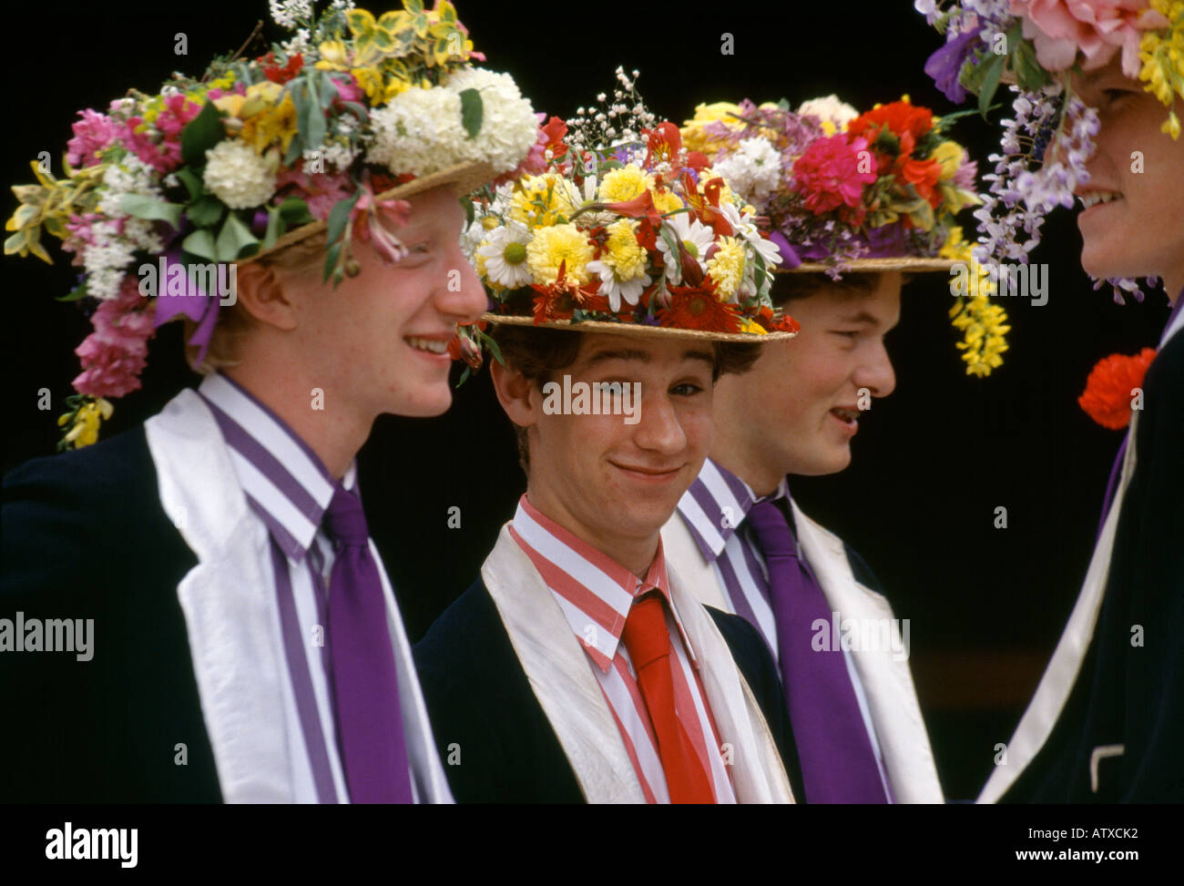 Eton College in Berkshire tiene annualmente un quarto di giugno cerimonia dove i ragazzi riga giù il fiume Tamigi indossando diportisti di paglia Foto Stock