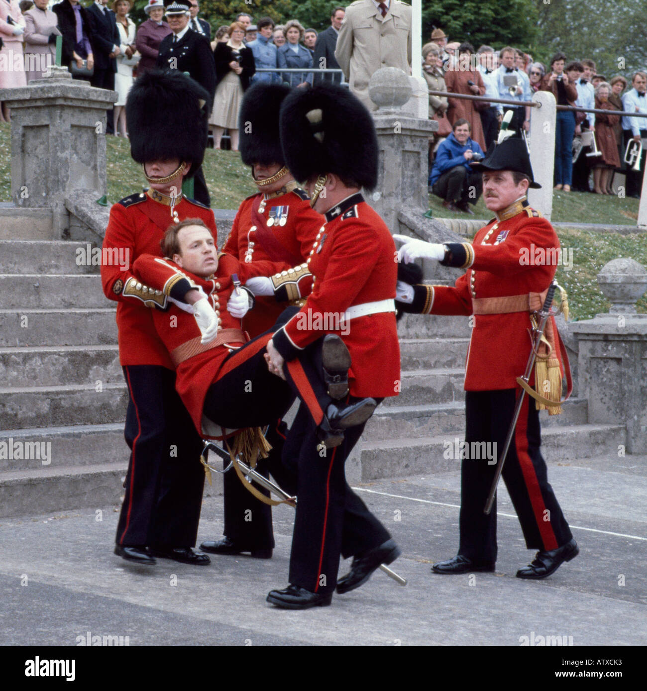 CARMARTHEN WALES UN Welsh Guards officer faints sul sfilano subito prima dell'ispezione dal principe Carlo in Carmarthen Wales Foto Stock