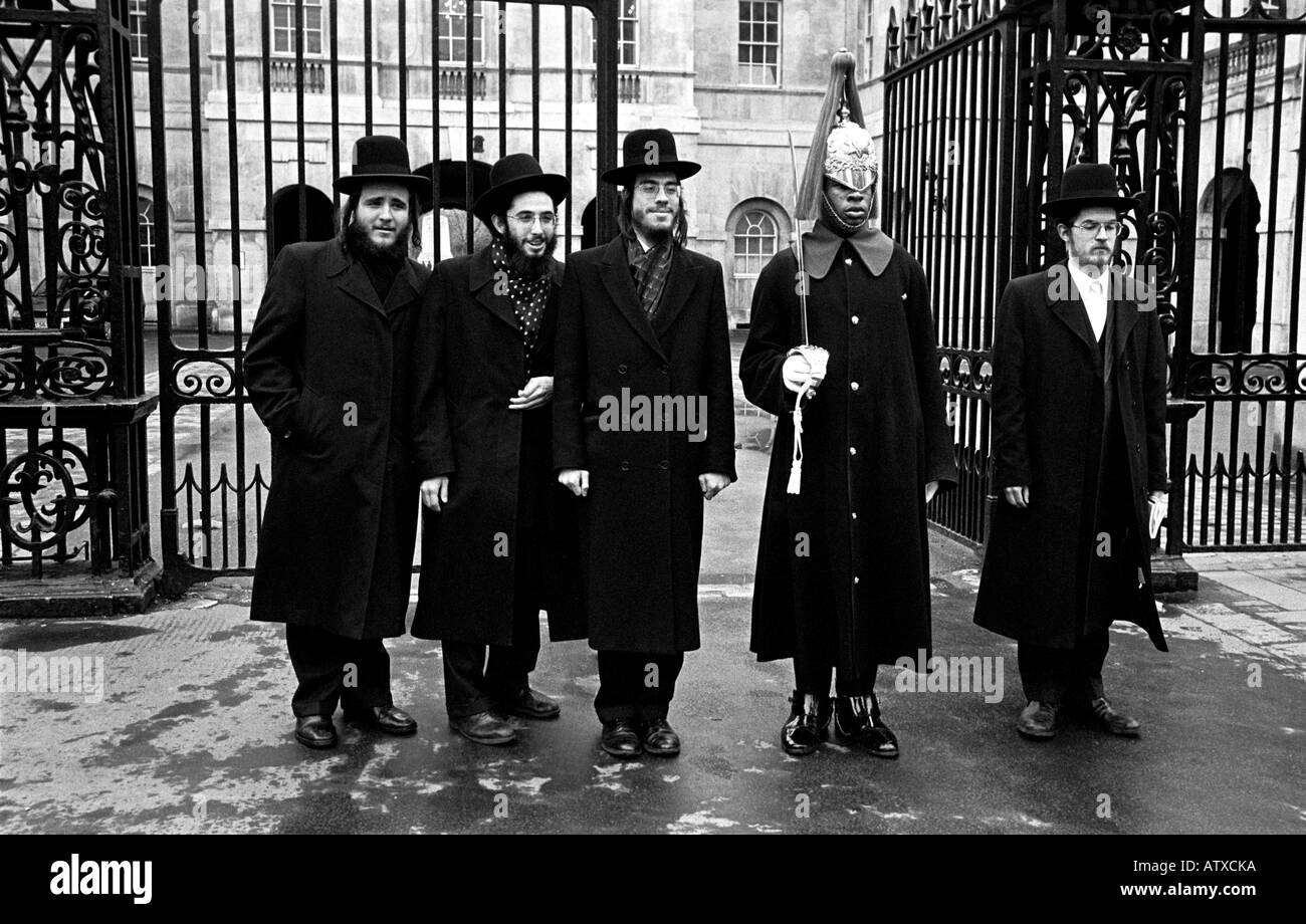 Un gruppo di ebrei Hasidic posano per una fotocamera di amici alla sfilata delle Guardie a Cavallo in piedi accanto ad una delle Guardie a Cavallo trooper su gennaio 13 Foto Stock