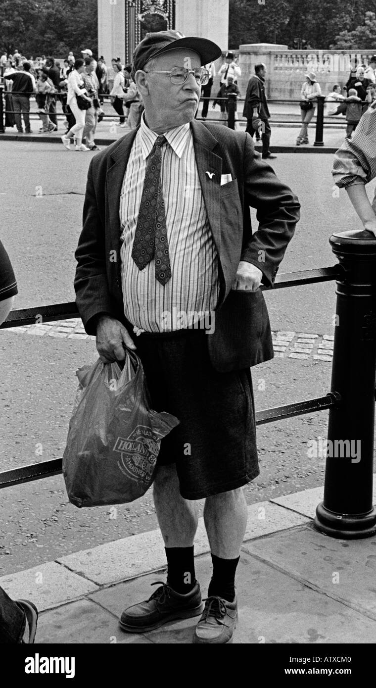 Uno spettatore alle celebrazioni per la Regina madre s centesimo compleanno fuori Buckingham Palace a Londra il 4 Agosto 2000 Foto Stock