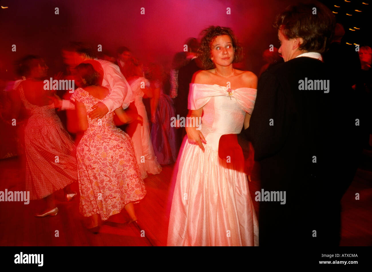 Ragazze di Sanfrediano balli presso l annuale Queen Charlotte s palla in London Inghilterra England Foto Stock