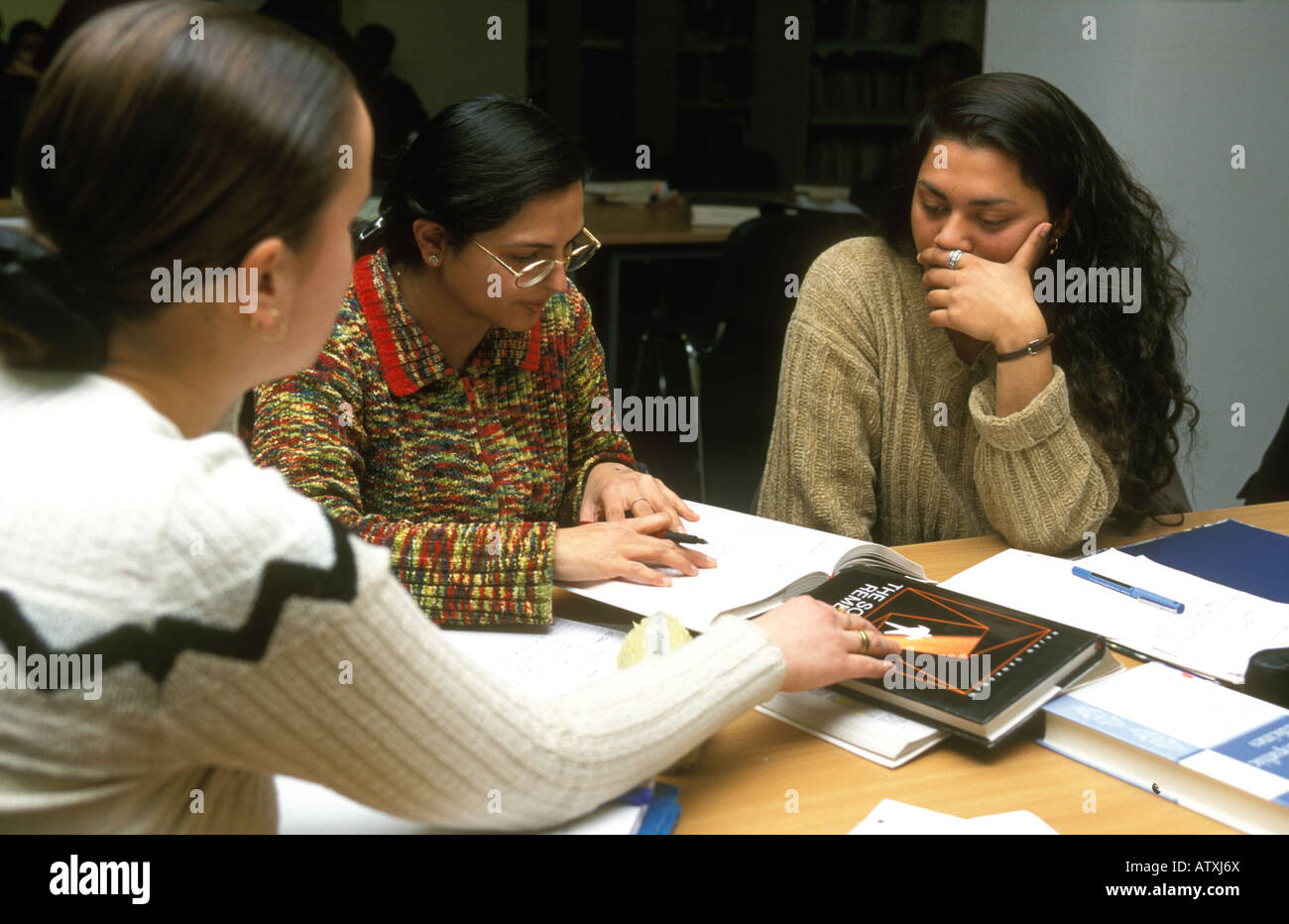 Ulteriore istruzione class a Westminster University di studenti adulti aventi la discussione Foto Stock