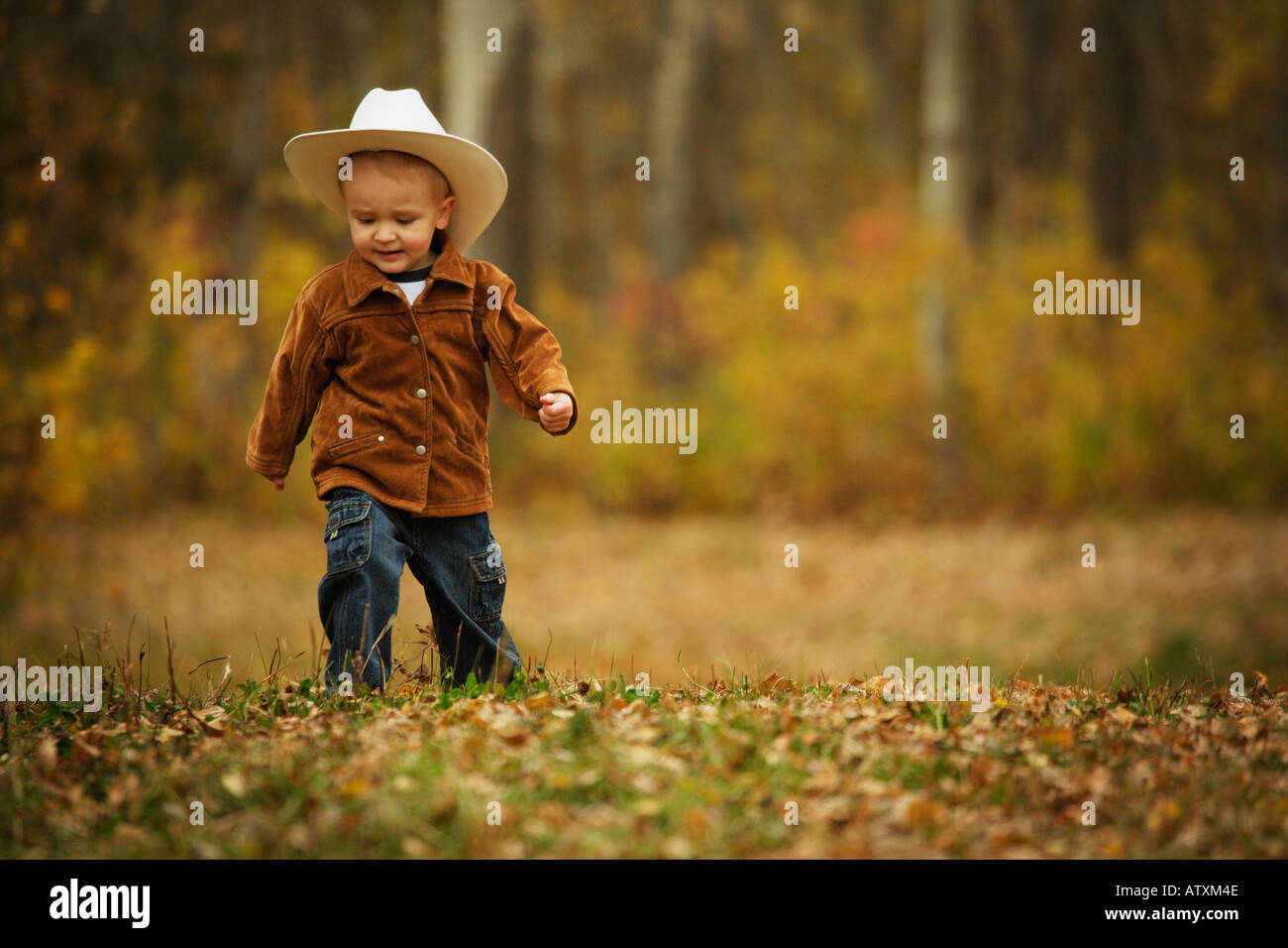 Ragazzo che indossa un cappello da cowboy Foto Stock