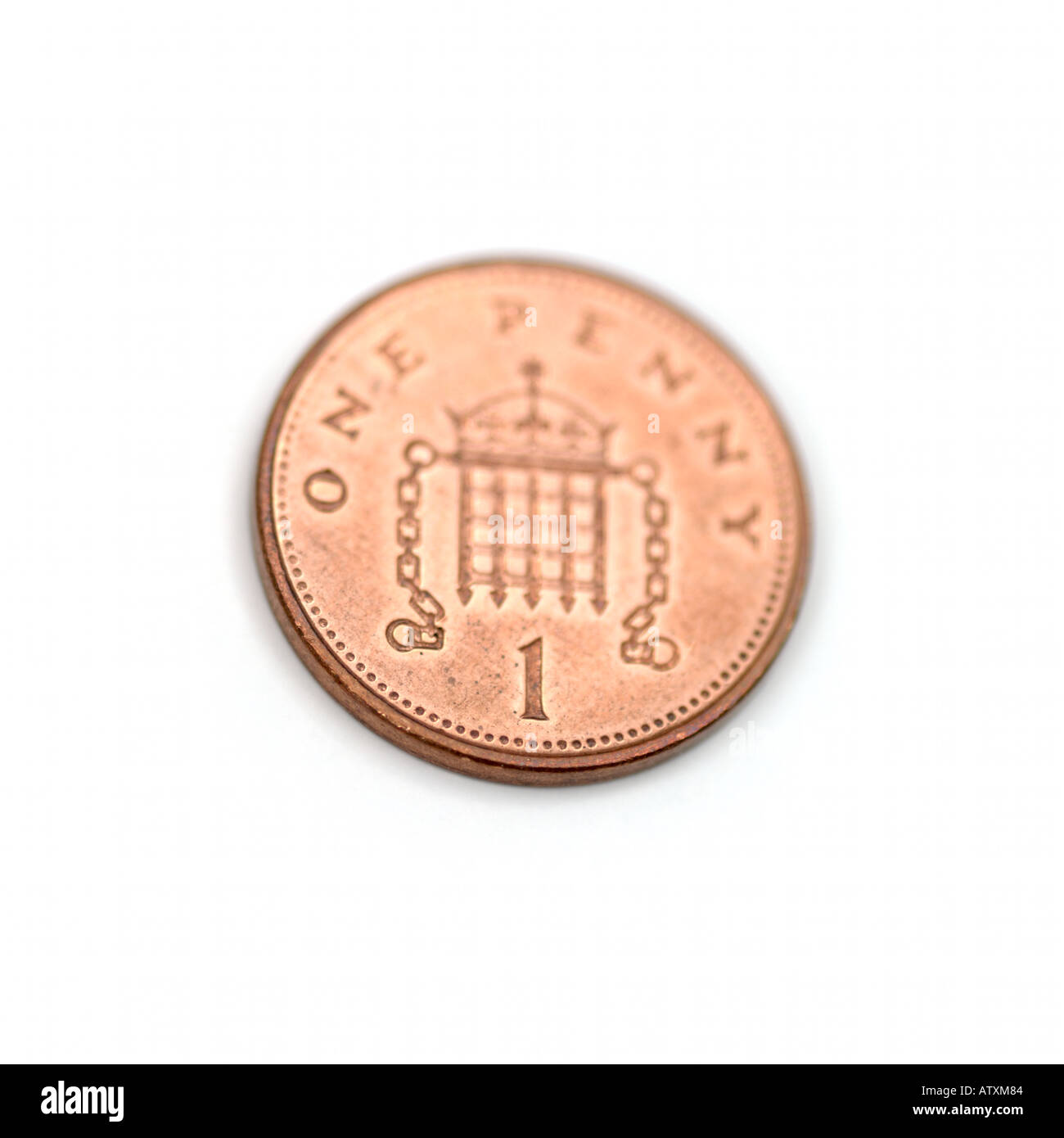 1 un penny monete di rame valuta britannica su sfondo bianco Foto Stock