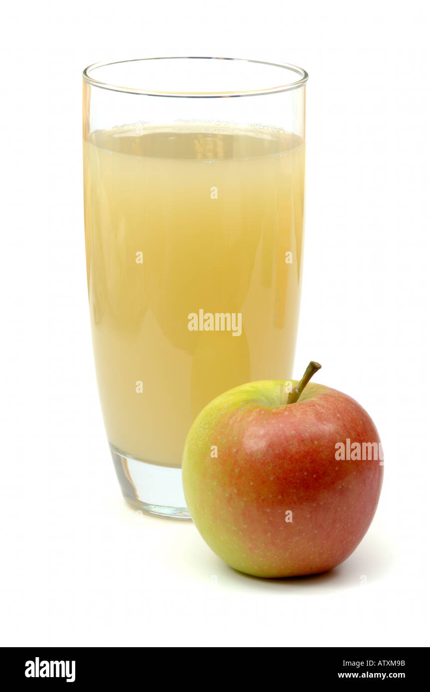 Bicchiere pieno di torbido naturale di succo di mela con apple rosso su sfondo bianco Foto Stock