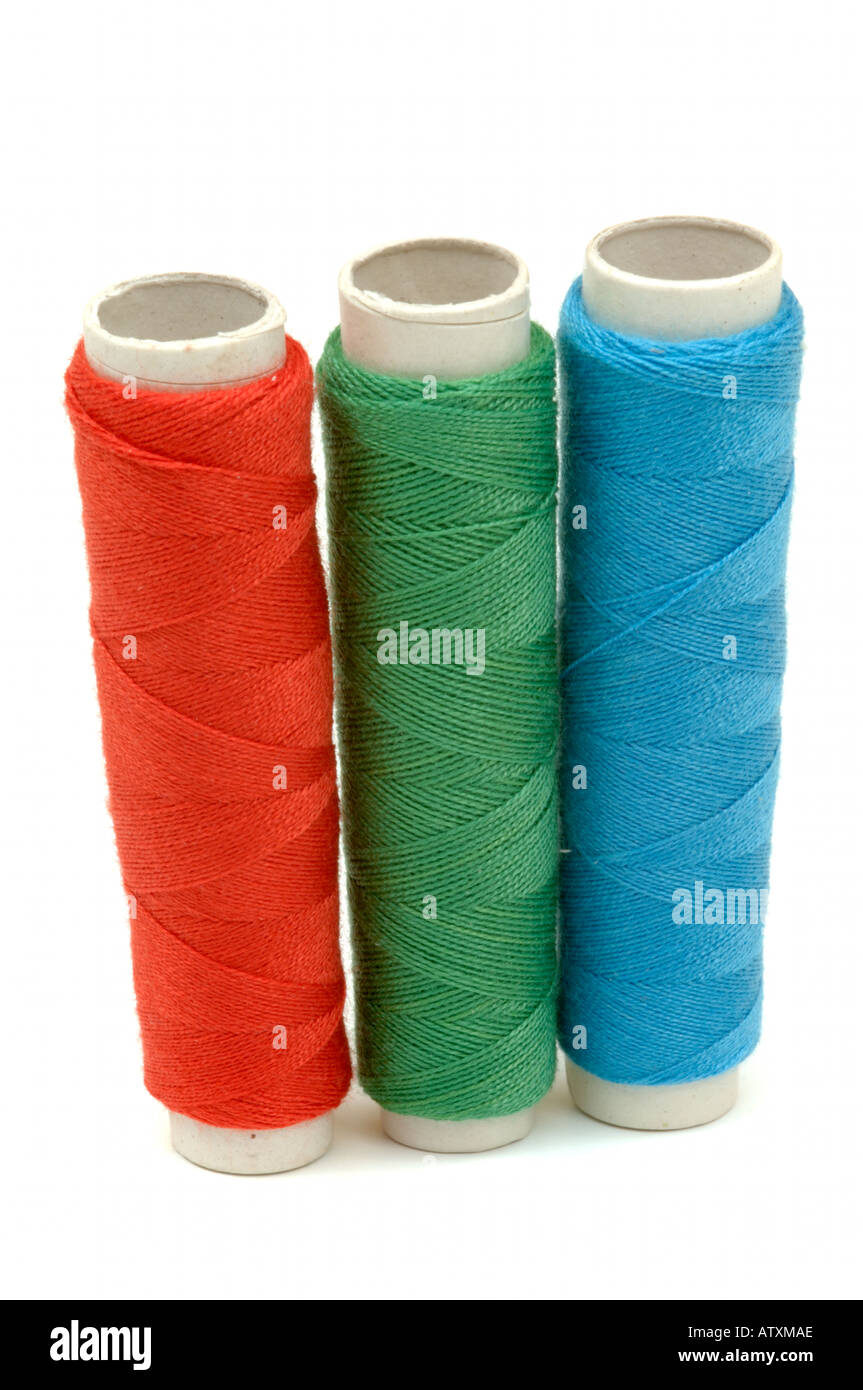 3 tre bobine di rosso verde blu colori RGB dei fili di cucitura su sfondo bianco Foto Stock