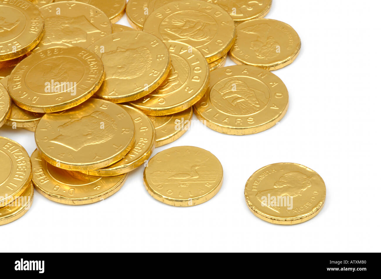 Il cioccolato monete d oro su sfondo bianco Foto Stock