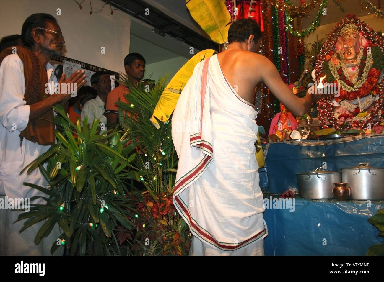 Sacerdote esegue pooja al Signore Ganesh , Ganesh Chaturthi , India Foto Stock