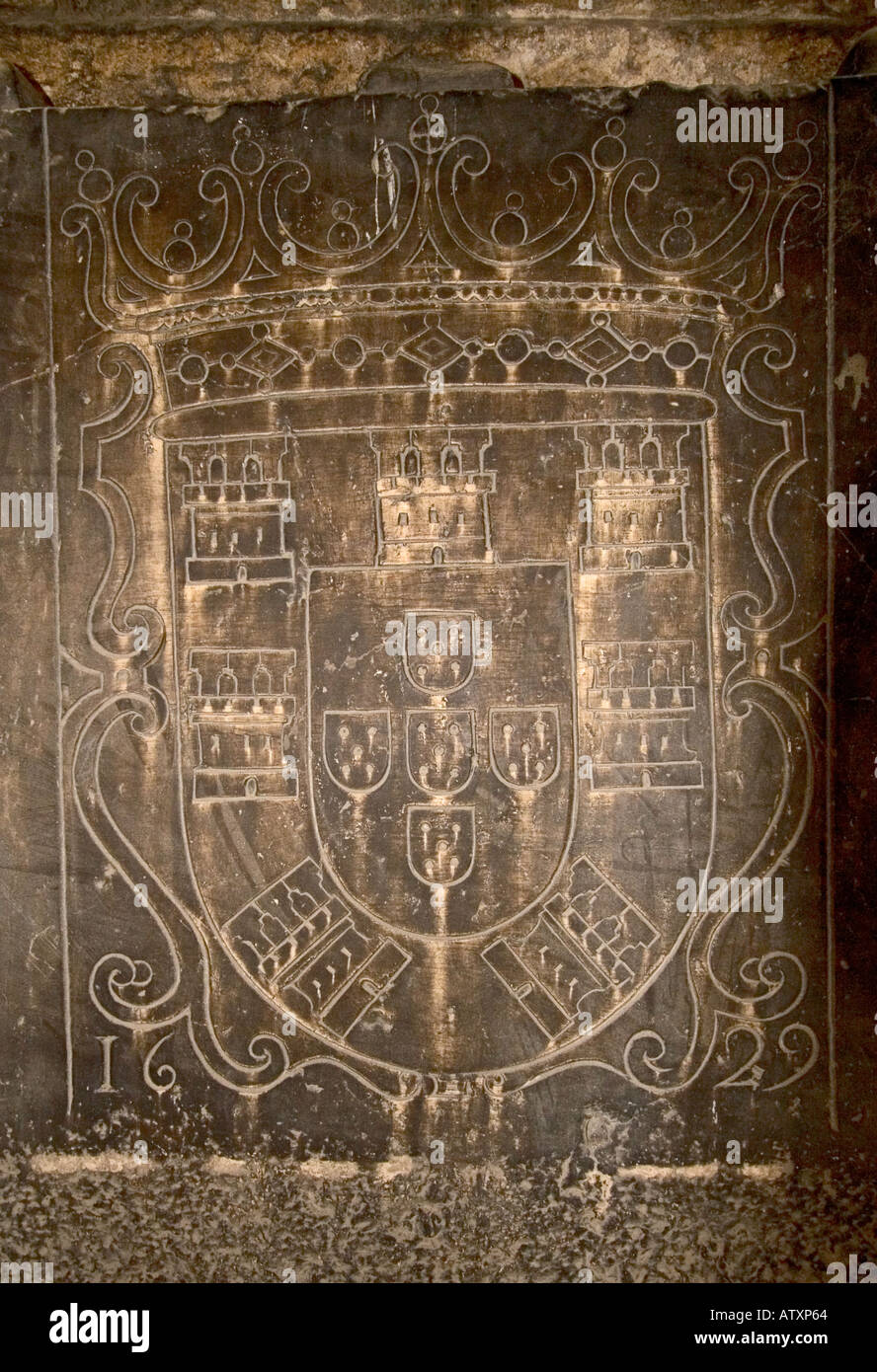Molto vecchio royal stemma inciso al di fuori di tomba all'interno del Sé Lisbona Foto Stock