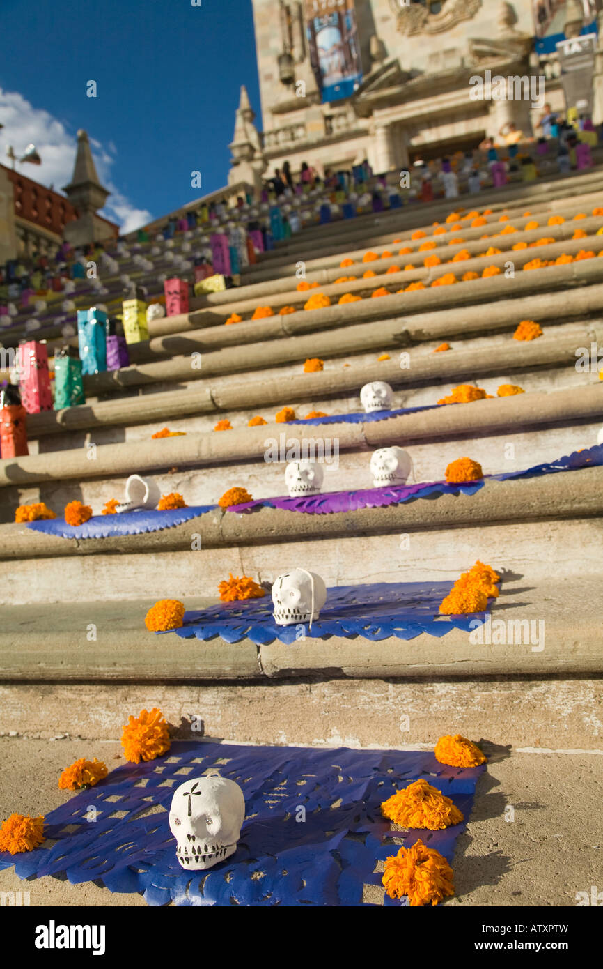 Messico Guanajuato Display su università passi il giorno dei morti la celebrazione candele teschi fiori bandiere di carta Foto Stock