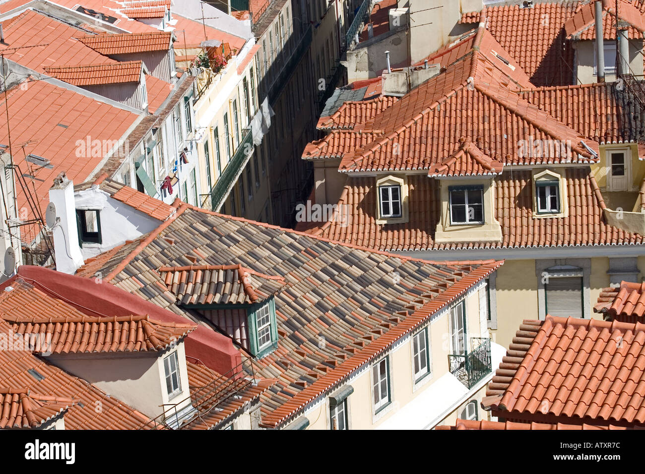 Rosso sui tetti della città di Lisbona il quartiere di Baixa Portogallo Foto Stock
