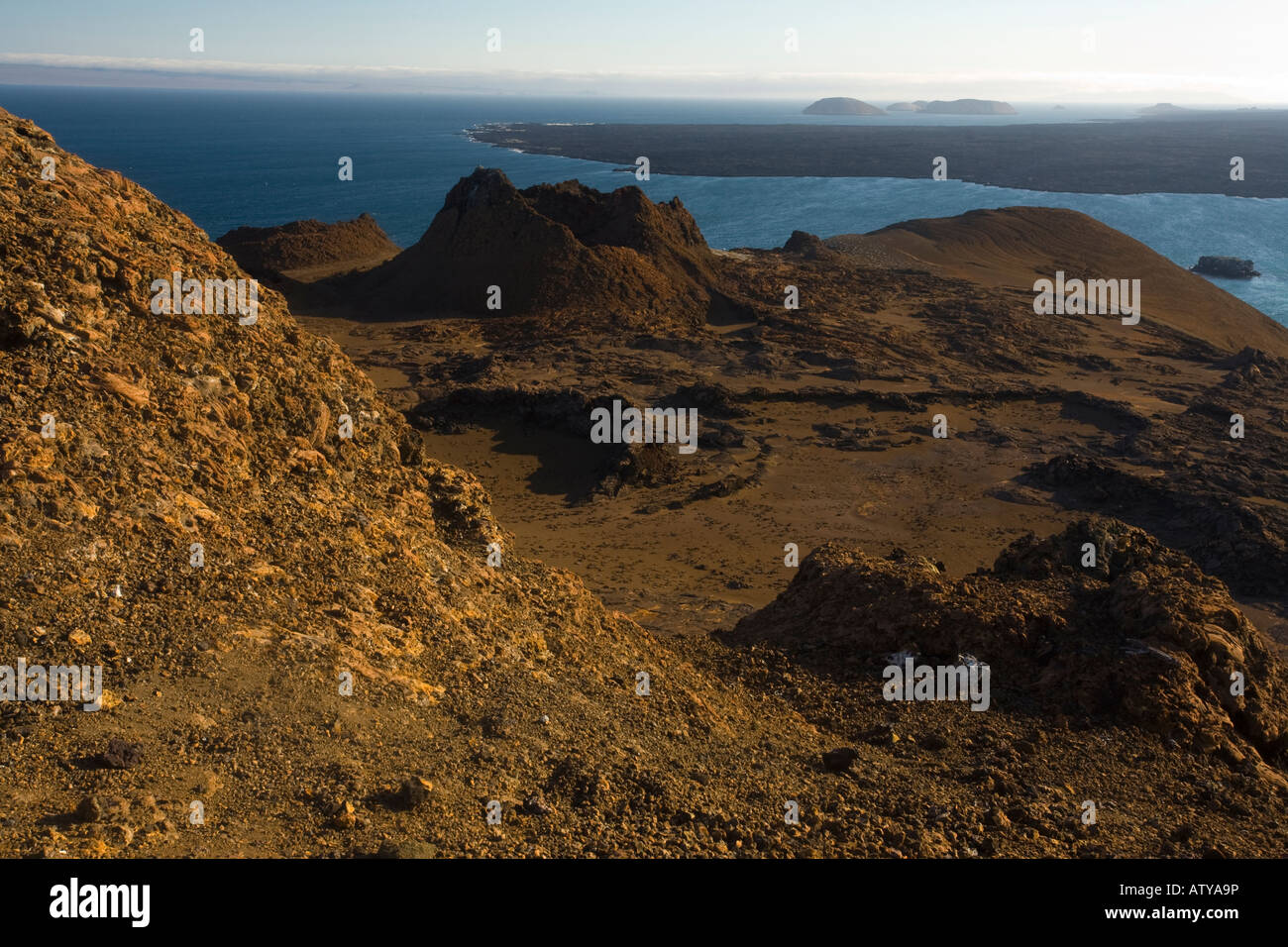 Vista dalla cima del Bartolome Isola con conetti eruttivi e i flussi di lava classico paesaggio vulcanico,Galapagos, Ecuador Foto Stock