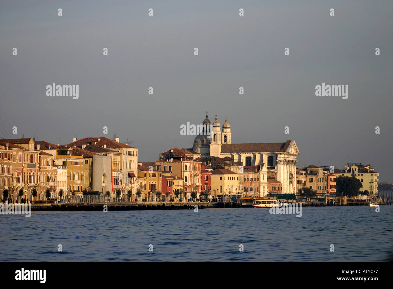 Dorsoduro waterfront con Santa Maria dei Rosario chiesa che domina sul Guidecca Canal Venezia Italia Foto Stock