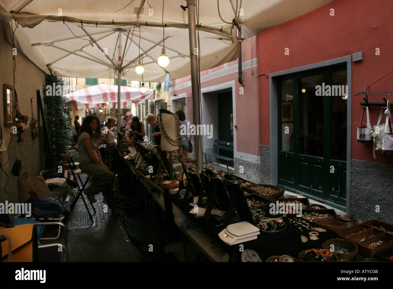 Si erge La Soffitta nella strada estate antiquario fair Sarzana liguria italia Foto Stock