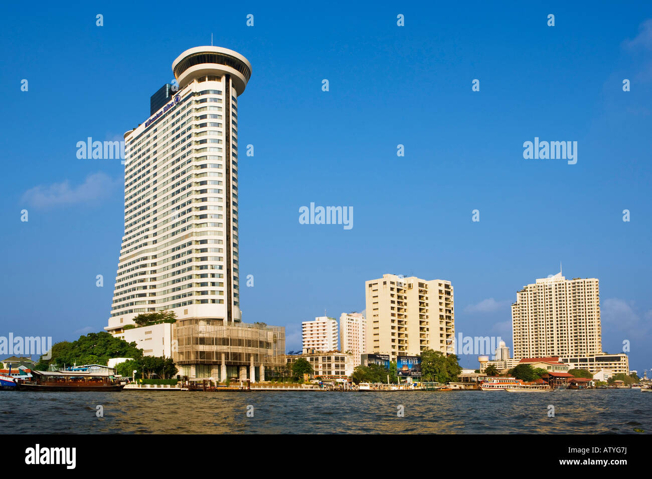 Il fiume Chao Phraya e Hilton hotel di Bangkok Foto Stock