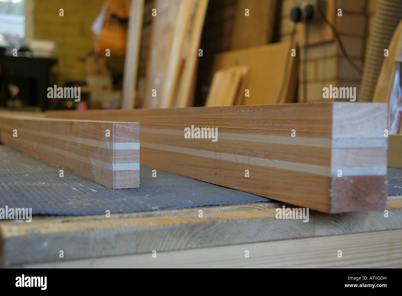 Due lunghezze di legno laminato su un banco di lavoro Foto Stock