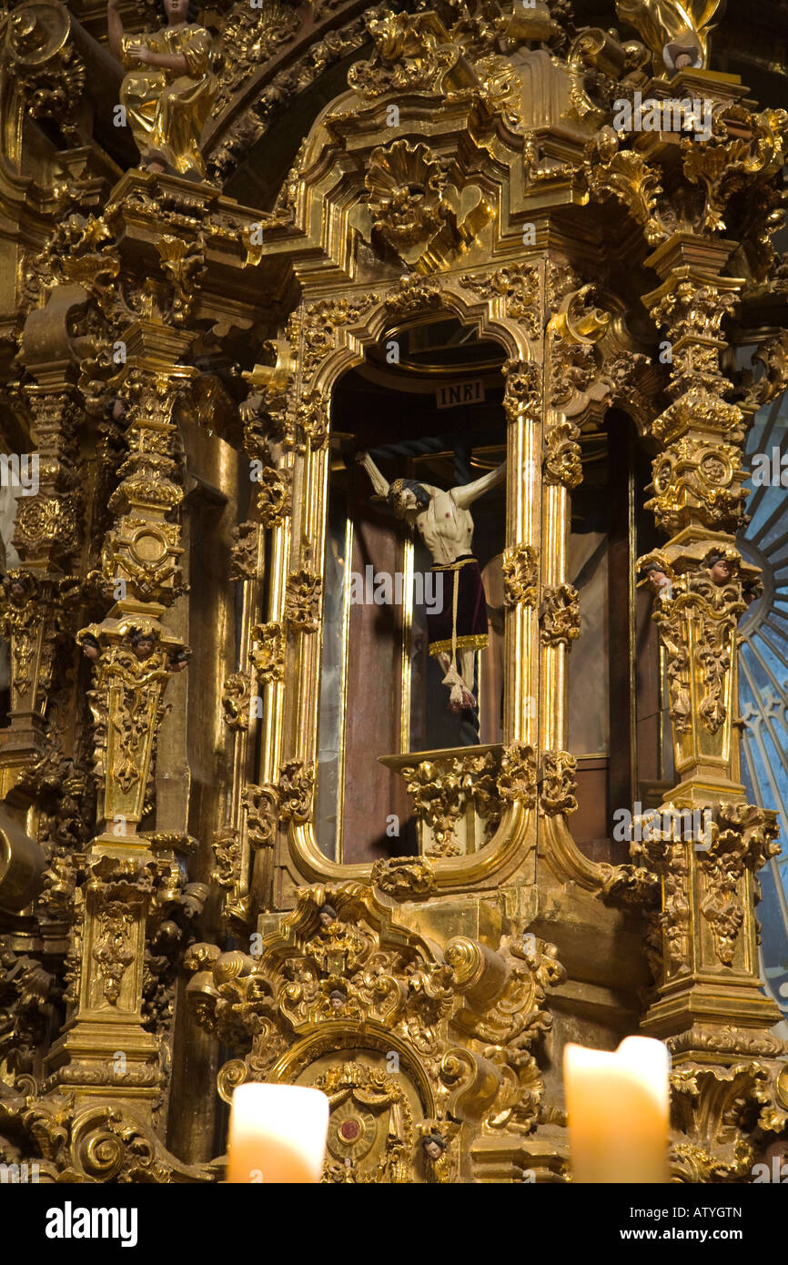 Messico Valenciana retabli dorato intorno all altare candele accese crocifisso chiesa di San Cayetano stile Churrigueresque costruito 1700s Foto Stock