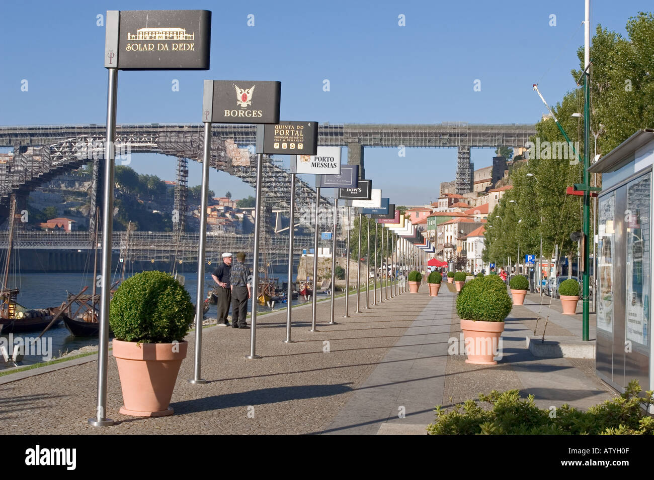 Cantina segni di rivestimento del marciapiede, Ponte dom Luis ponte in distanza, Porto, Portogallo Foto Stock