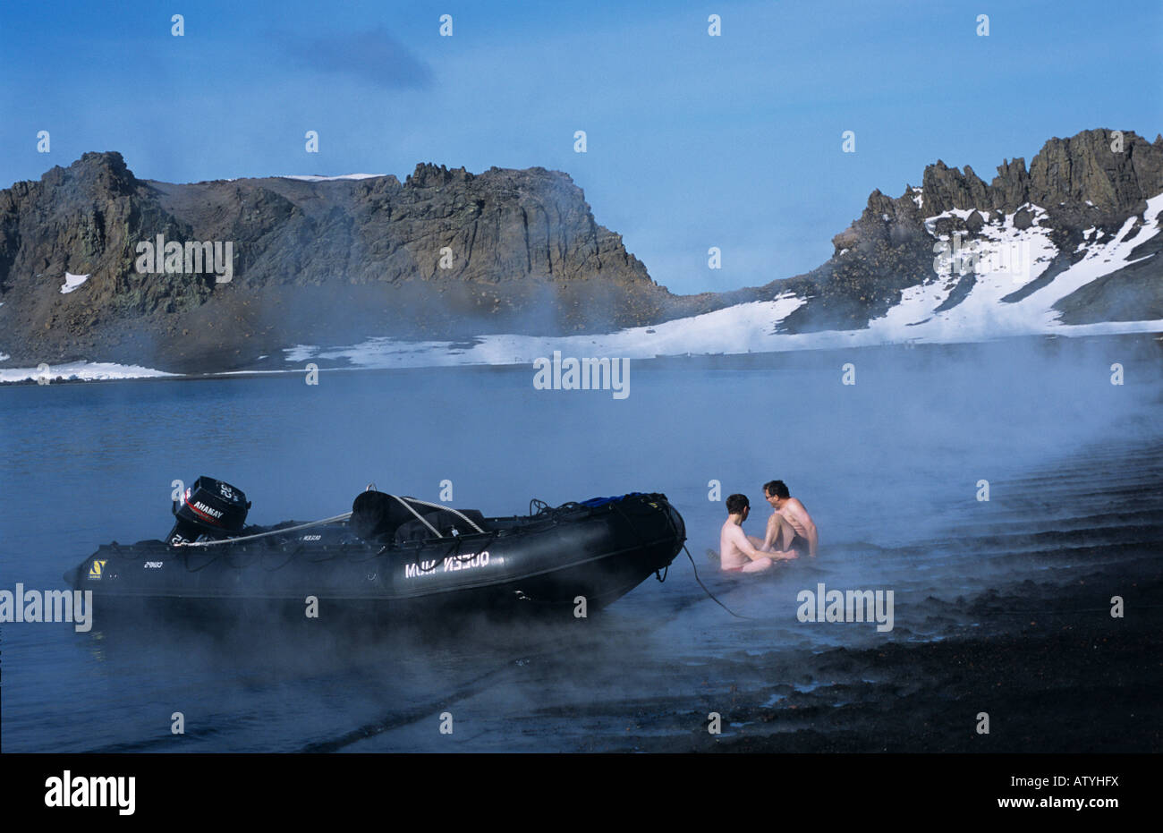 Due peopels balneazione in hotspring acqua, isola Deception, Antartide Foto Stock