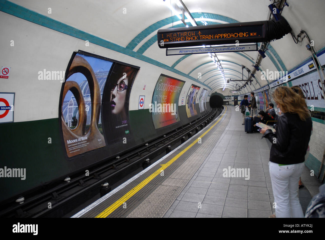 Metropolitana alla stazione di Russell Square mentre il treno in avvicinamento verso l'aeroporto di Heathrow Foto Stock