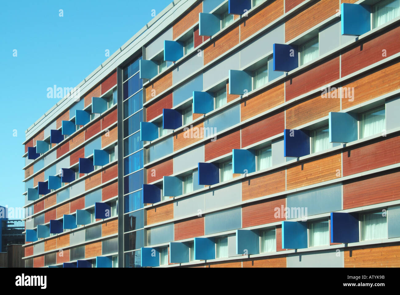 Università di Cambridge città pannelli colorati in vista in elevazione frontale di un edificio Foto Stock