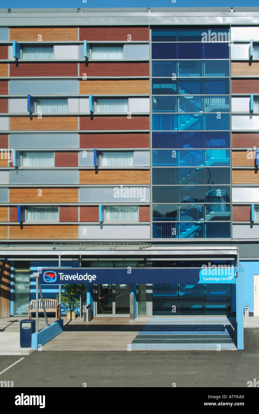 Università di Cambridge città entrata principale al Travelodge hotel occupa un edificio con scale e pannelli di rivestimento per le camere Foto Stock Università di Cambridge città entrata principale al Travelodge hotel occupa un edificio con scale e pannelli di rivestimento per le camere Foto Stock