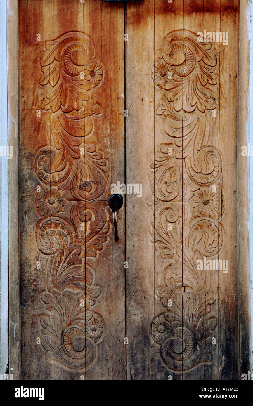 Dettaglio di una porta di legno incisa nella Città Vecchia Cartagena Colombia Foto Stock
