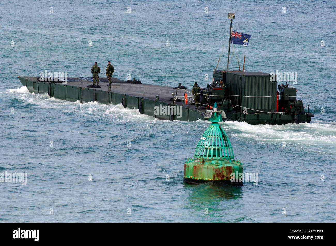 Un esercito forze armate lancio pontone galleggiante ponte rendendo la barca da la divisione marittima dell'esercito reme sappa alimentazione ponti Foto Stock