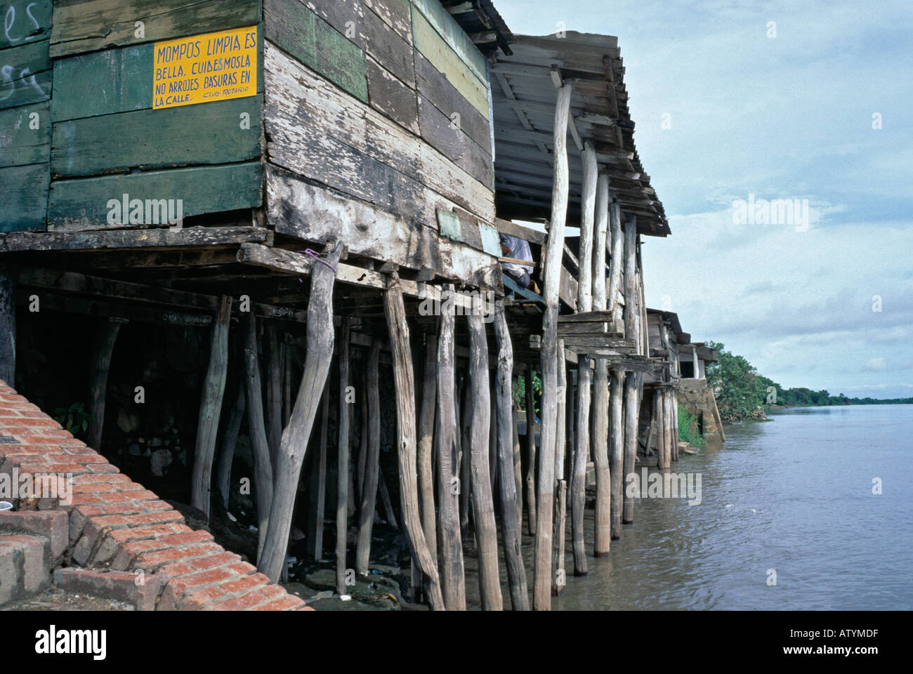 Gli edifici su palificazioni di legno sul Rio Magdalena Mompós in Colombia Foto Stock