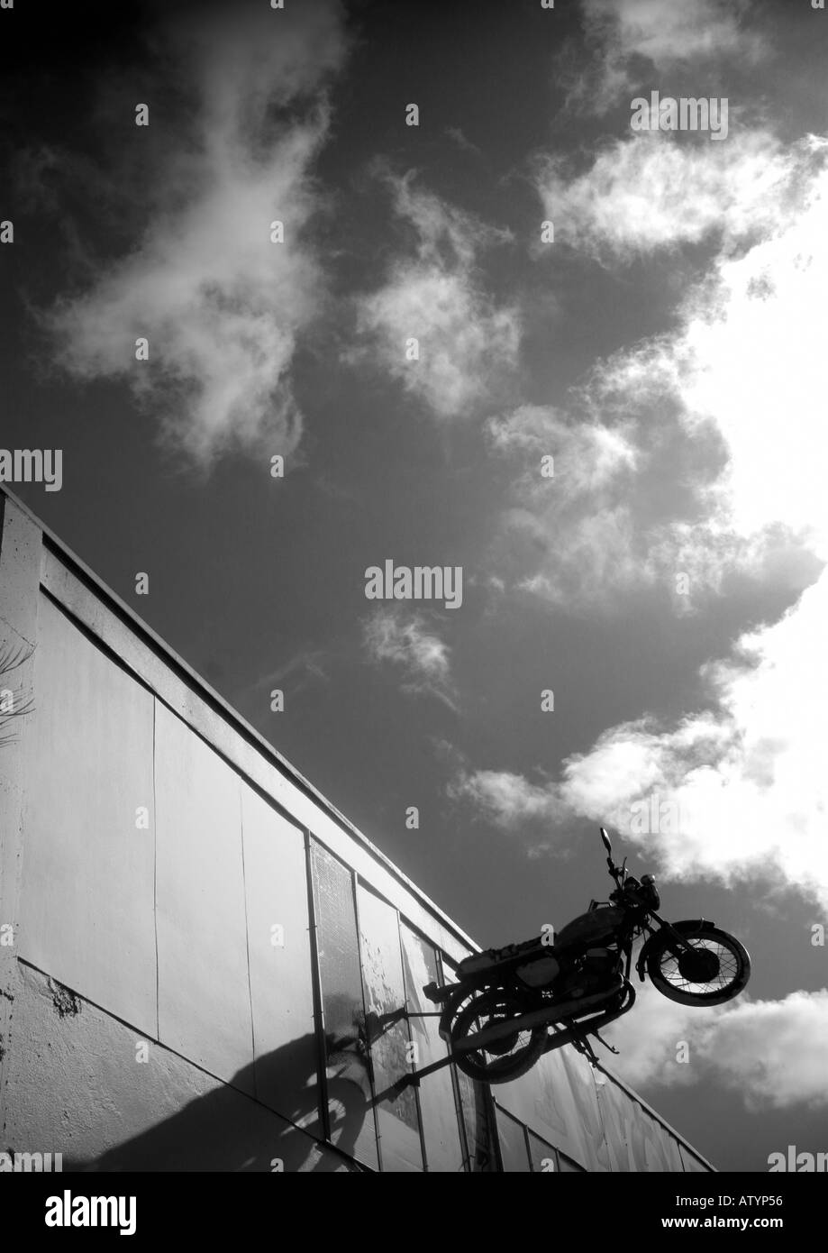 Moto sospesa sul lato di un edificio Perth Australia Foto Stock
