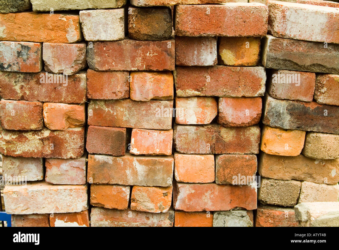 Impilati di anticaglie mattoni casa Foto Stock