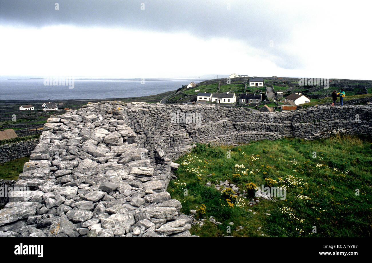 Un antico forte su Inishmean Isole Aran Galway Bay Irlanda Foto Stock