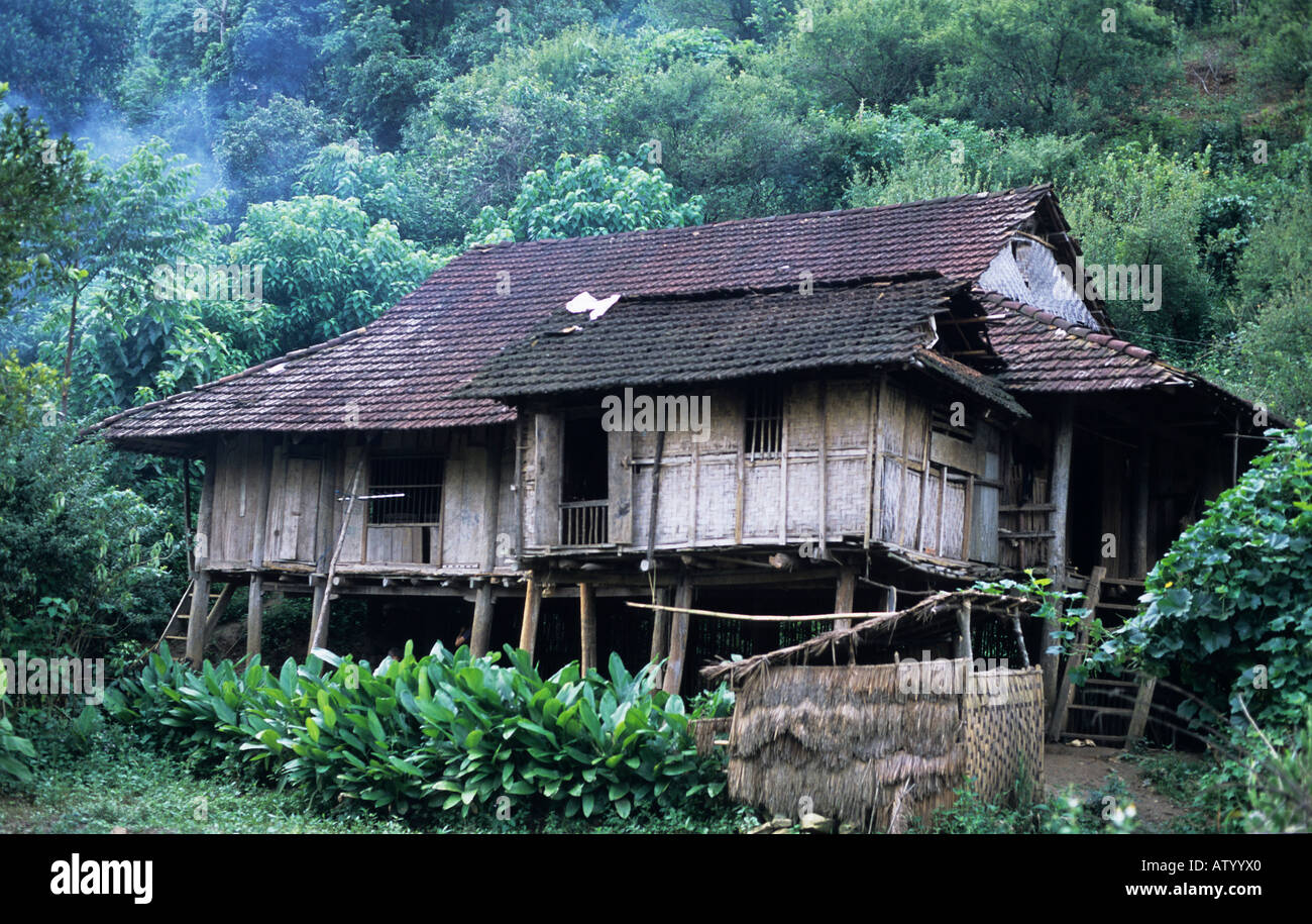 Vista del Black Tai palafitte nel Moc Chau Valley Foto Stock
