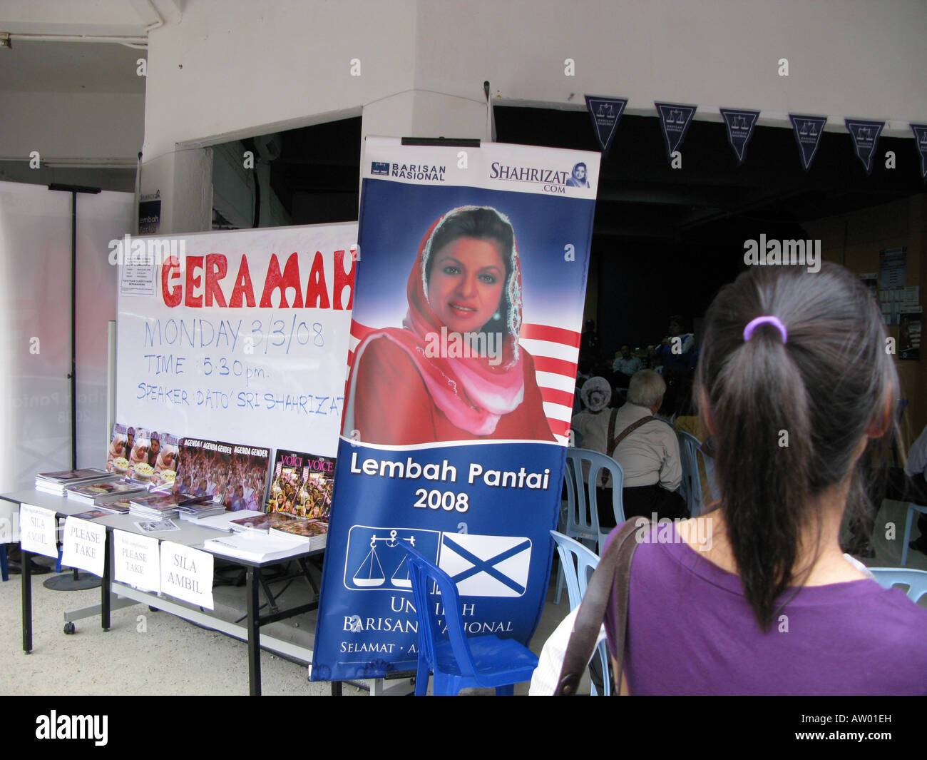 Un osservatore guardando il ministro malese, sharizat, dando un discorso elettorale in Bangsar, Kuala Lumpur Foto Stock