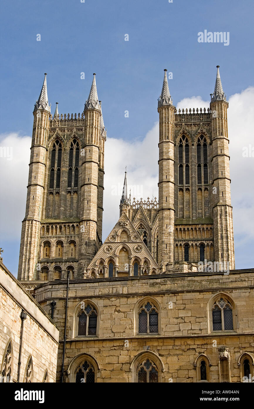 Cattedrale di Lincoln oltre il cancello del Tesoro Foto Stock