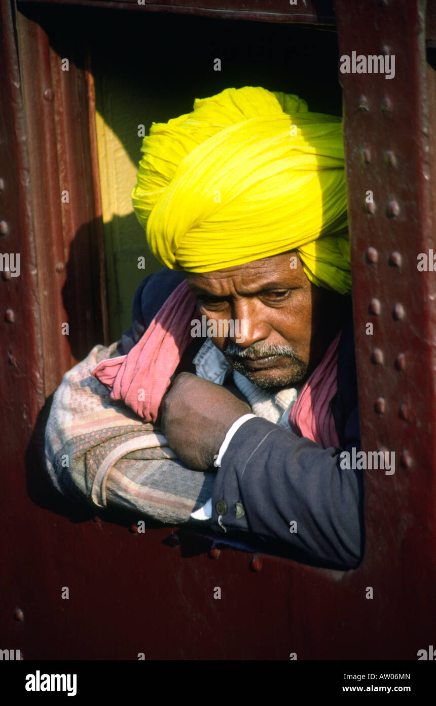 India Rajasthan Udaipur trasporto persone turbanned passeggero maschio guardando dal treno Foto Stock