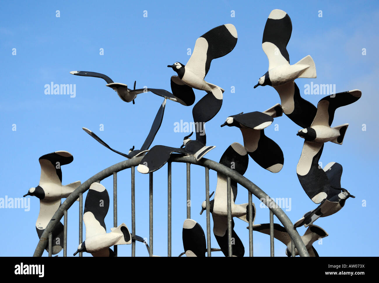 'Un inganno di Lapwings', bird scultura di Brian è sceso. Il progetto Tern. Morecambe, Lancashire, Inghilterra, Regno Unito, Europa. Foto Stock