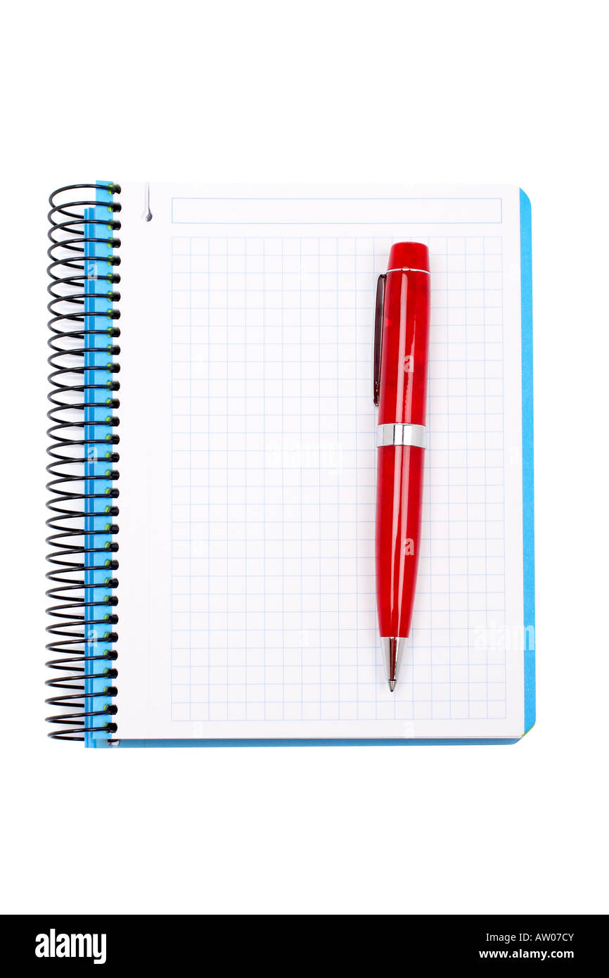 Penna e vuoto foglio notebook isolati su sfondo bianco Foto Stock