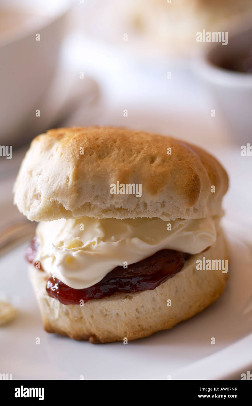 Cornetto con marmellata e clotted cream su piastra Foto Stock