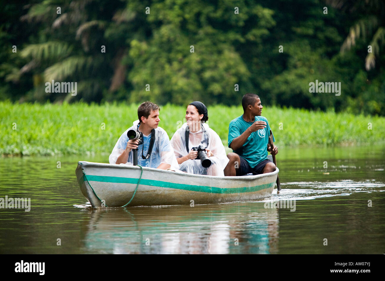 I turisti prendono un inizio di mattina tour del Parco Nazionale di Tortuguero in Costa Rica Foto Stock