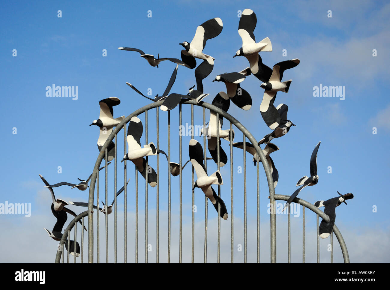 'Un inganno di Lapwings', bird scultura di Brian è sceso. Il progetto Tern. Morecambe, Lancashire, Inghilterra, Regno Unito, Europa. Foto Stock