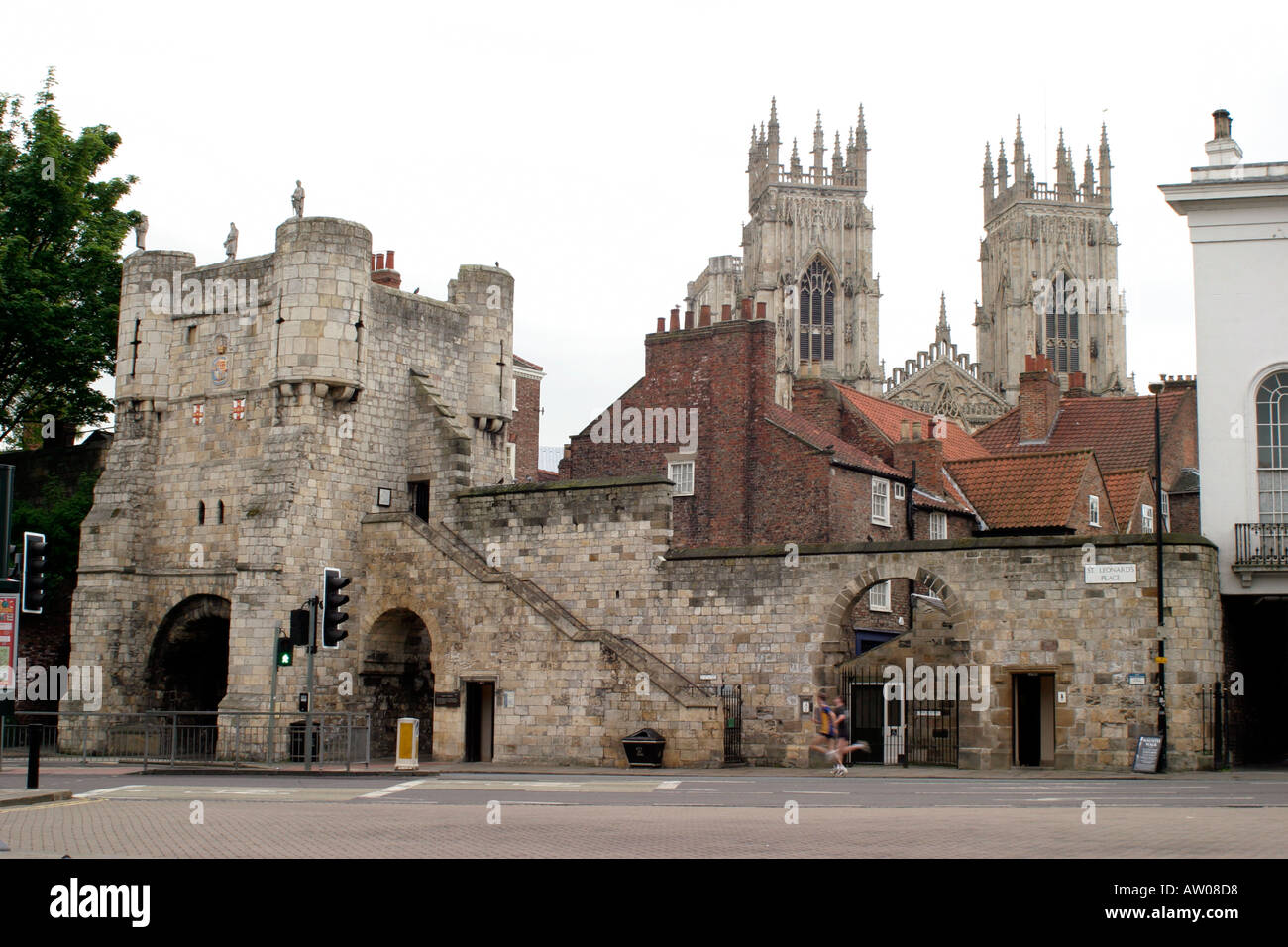 Bootham Bar da St Leonard s posto mostra accesso alle pareti e con west le torri della cattedrale di York Minster visibile sopra i tetti Foto Stock