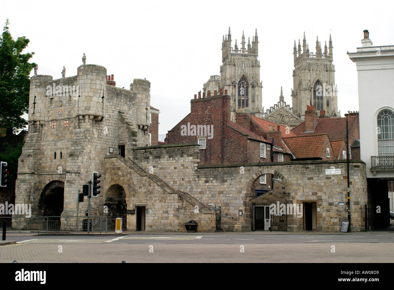 Bootham Bar da St Leonard s posto mostra accesso alle pareti e con west le torri della cattedrale di York Minster visibile sopra i tetti Foto Stock