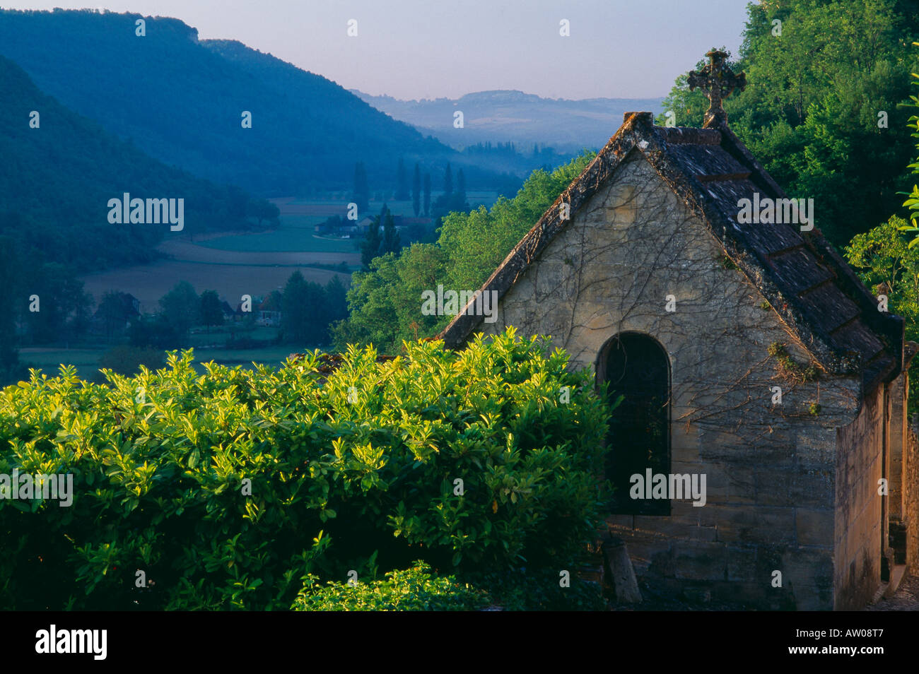 Una chiesa nella valle della Dordogna nr Baynac Perigord Regione Francia Foto Stock