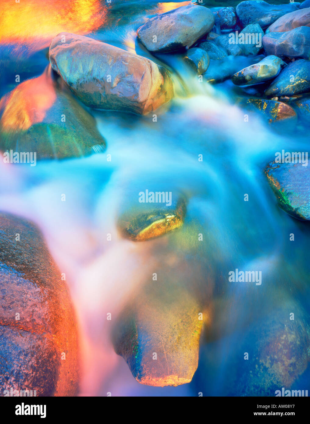 Tempo di esposizione di rocce e acqua al mattino presto selvaggio con la luce colorata della pittura, Cherry Creek, Arizona Foto Stock