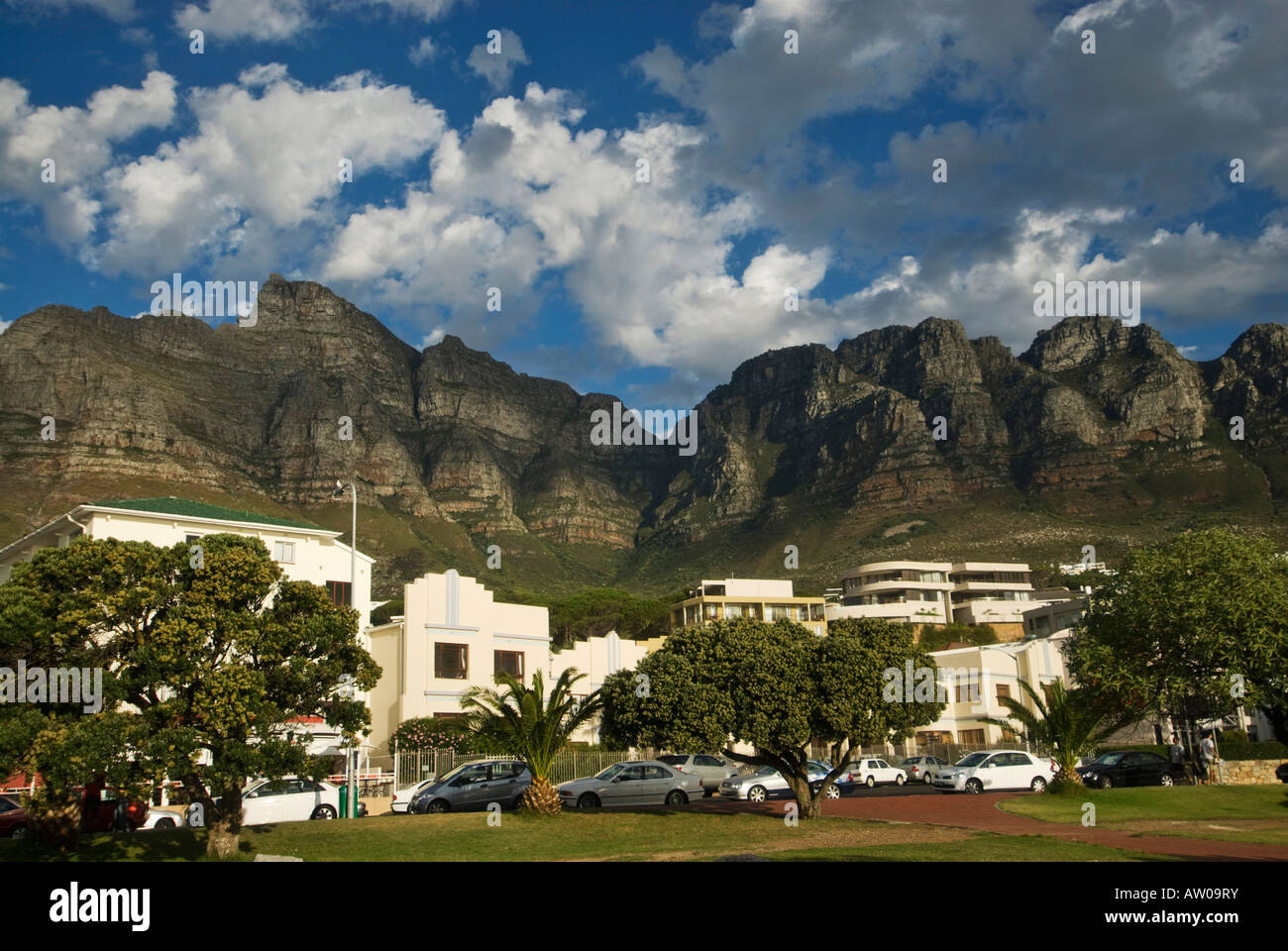 Camps Bay con i dodici apostoli nei pressi di Città del Capo Sud Africa vicino al tramonto Foto Stock