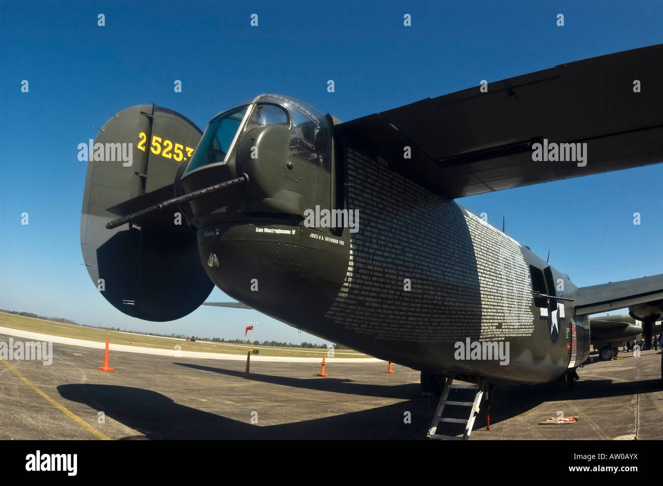 Coda posizione di artigliare su vintage guerra mondiale 2 bombardiere B 24 Liberatore a ali della libertà Tour Keystone Airpark North Florida Foto Stock