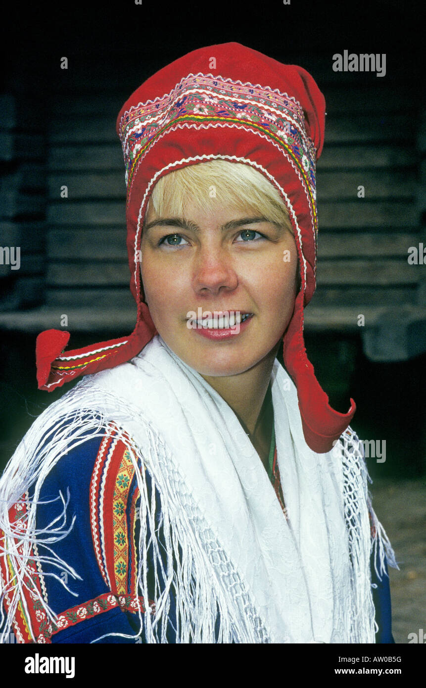 Una giovane e bella Lap o Sami ragazza in abbigliamento tradizionale a un giro di villaggio vicino al Circolo Polare Artico Foto Stock