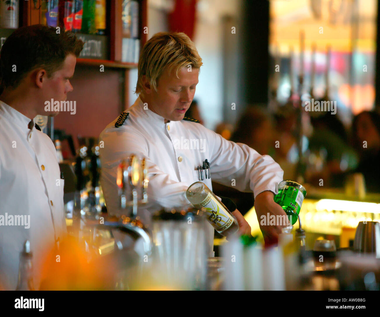 Barista rendendo cocktail, ristorante, a Göteborg in Svezia Foto Stock